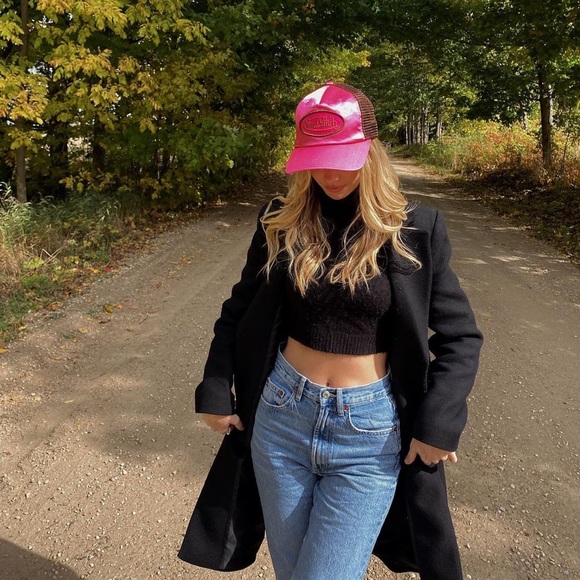 Hi! I’m Laura, owner of Teetz Vintage. - Picture 2 of 2